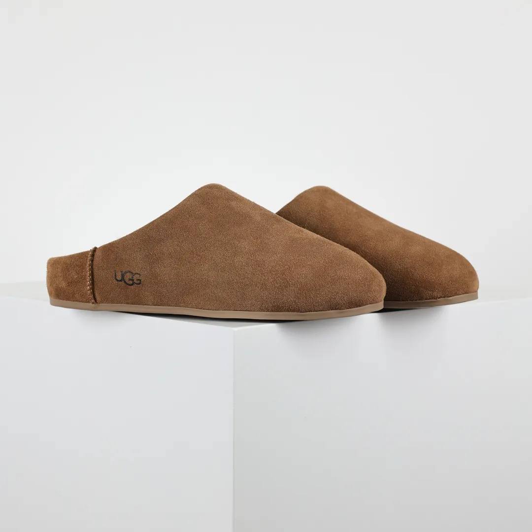 Local self-pickup💰560 Core recommended good price Independently developed original outsole, cashmere insole, keeping warm in winter, suitable for home use. In recent years, uug has launched a style series, which is partially skewed towards the preferences of young consumers, and has also been at the forefront of fashion trends. Shoe body material, water-repellent coated suede upper, 17mm UGGPURE™ implanted wool insole, lightweight non-slip and comfortable rubber outsole, with brand LOGO, complete packaging, size: 35 36 37 38 39 40